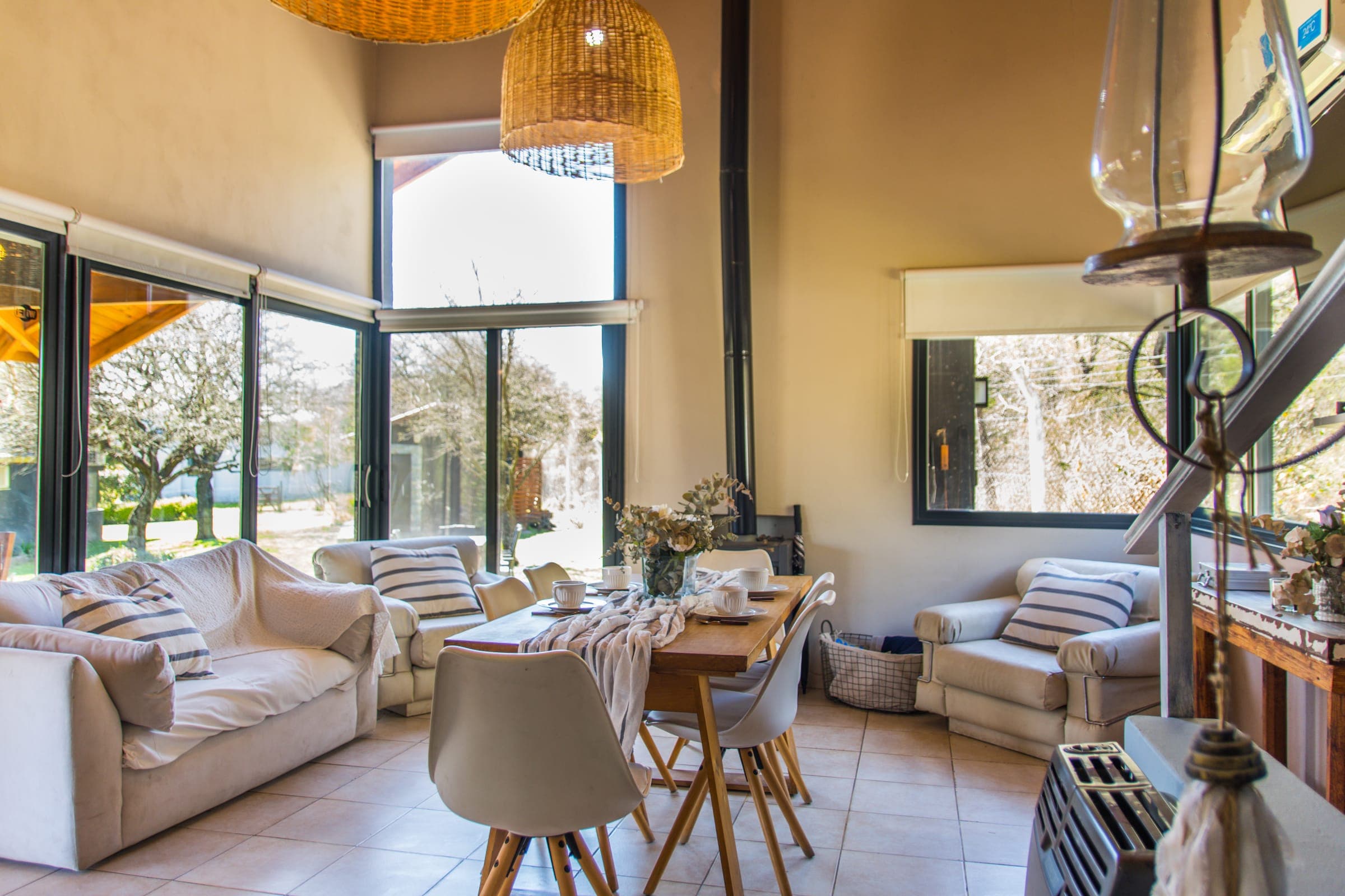 Living de una cabaña con ventanales, en el valle de Calamuchita